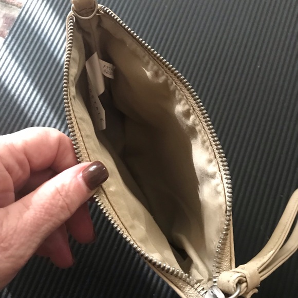 Aeropostale Convertible Crossbody/Wristlet - Picture 4 of 5